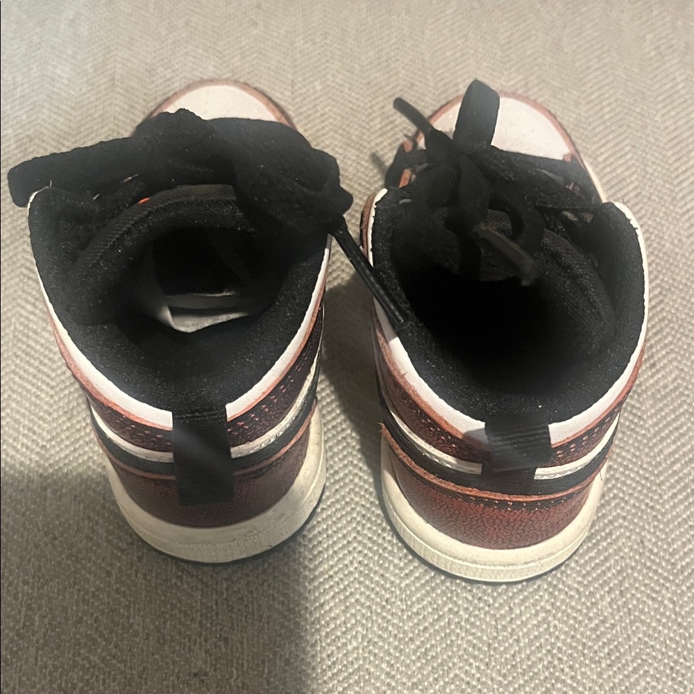 Nike Jordan Kids' Black and White Sneakers with Red Accents size 4C / Toddler - Picture 4 of 8